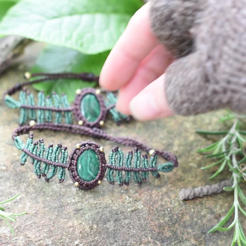 Forest Needle Charm Bracelet, malachite bracelet, macrame jewelry - 手鍊/手環 - 寶石 綠色