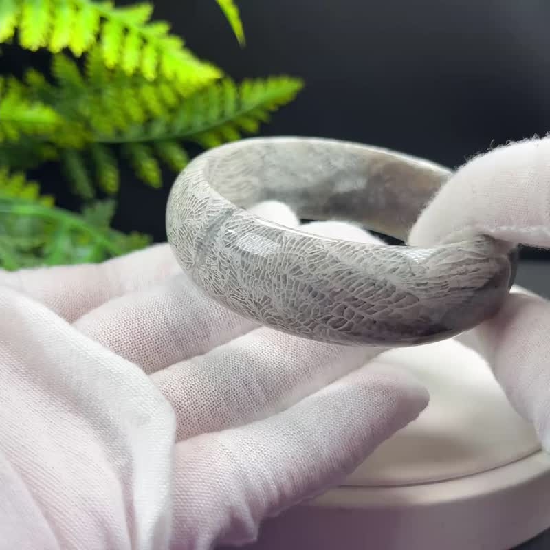 精美 漸變灰珊瑚玉手鐲 57+MM 冰潤高瓷玉化鳳尾紋 聚財祥瑞好運 - 手鍊/手環 - 玉石 灰色
