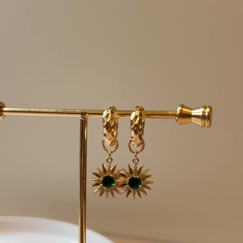 (Dual wear options) 14K Earrings with Emerald Green Zircon Sun Charm | Gifts - ต่างหู - เครื่องประดับพลอย สีทอง