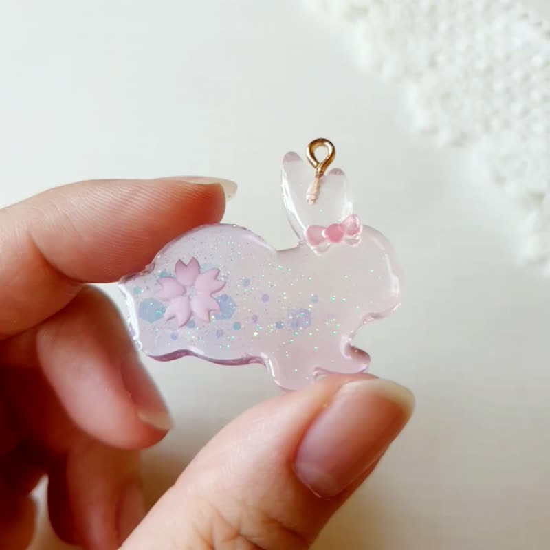 A total of 6 key ring charms rabbit fantasy cherry blossom butterfly gradient flower gift handmade healing - Keychains - Resin Pink