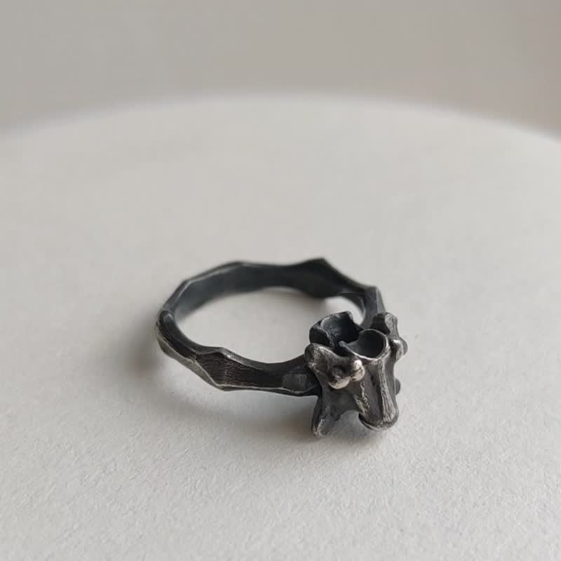 925 Silver Original Design Dark Aesthetic Silver Aged Spine Skeleton Ring - แหวนทั่วไป - เงินแท้ สีดำ