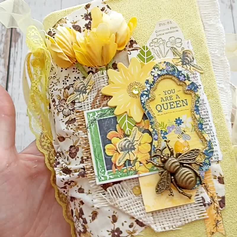 Honeybee junk journal handmade Queen bee dairy Botanical notebook - 筆記簿/手帳 - 紙 黃色