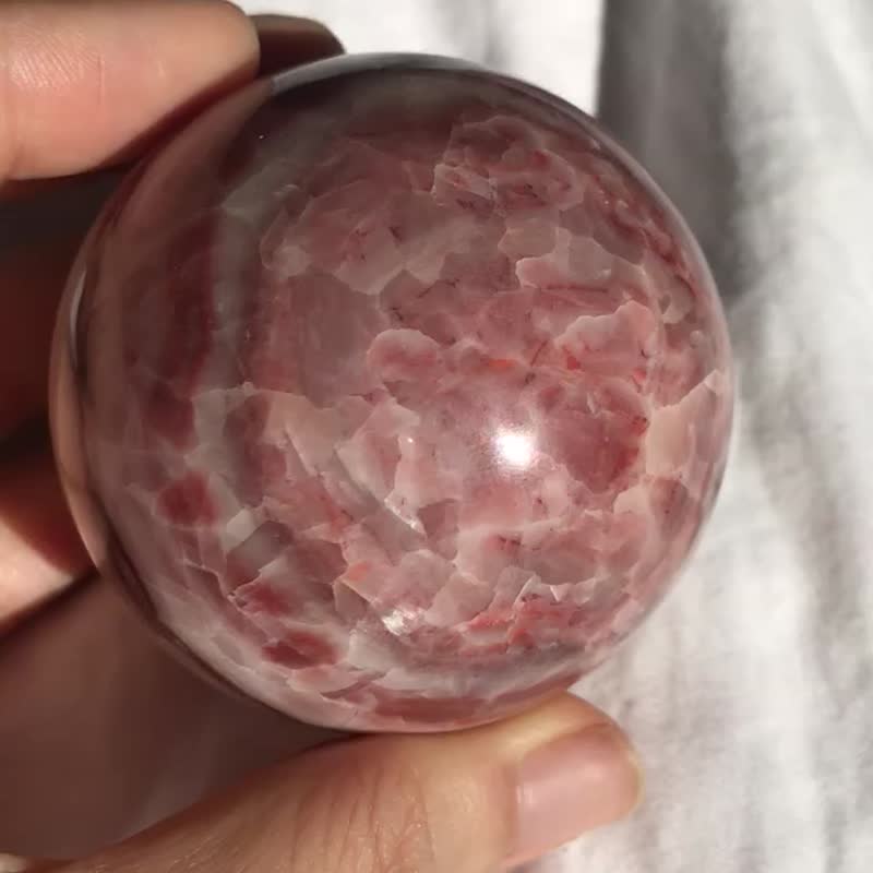 紅文石球 紅紋石球 連座 天然 水晶原石  5.8cm - 擺飾/家飾品 - 水晶 紅色