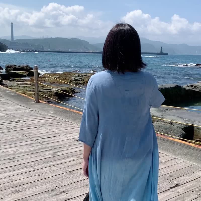 Flow blue hand-dyed sun protection blouse/lightweight and easy to carry/suitable for spring, summer and autumn/dyed by craftsmen - เสื้อแจ็คเก็ต - ผ้าฝ้าย/ผ้าลินิน สีน้ำเงิน