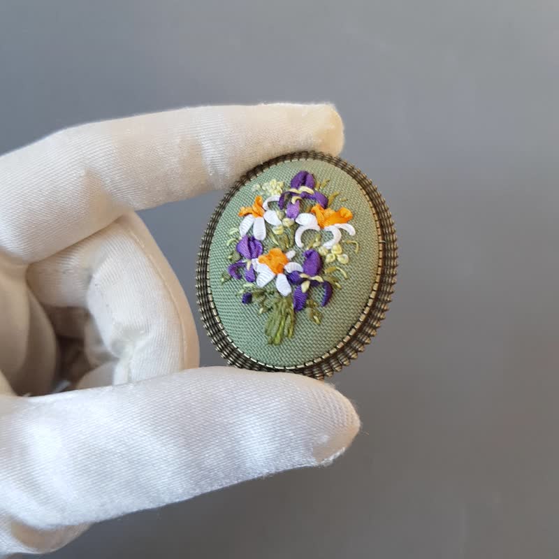 Ribbon embroidered brooch for her, iris and daffodils jewelry - เข็มกลัด - ผ้าไหม หลากหลายสี