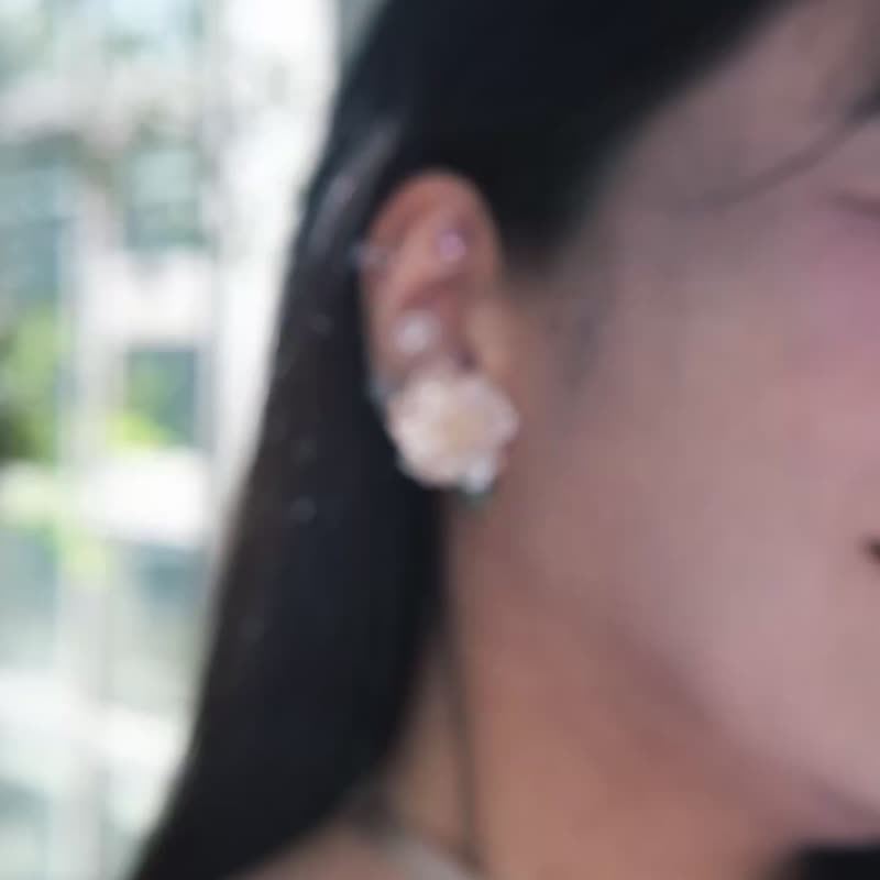 綻放之時 / 仲夏玫瑰 / 緞帶頸鍊  / 月光白 - 項鍊 - 樹脂 白色