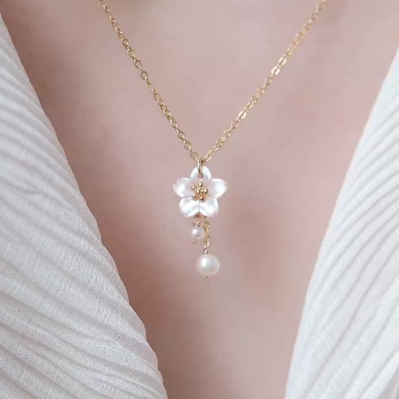 Sakura Snow White Butterfly Shell Cherry Blossom Pearl Necklace. 14kgf - สร้อยคอ - โลหะ สึชมพู