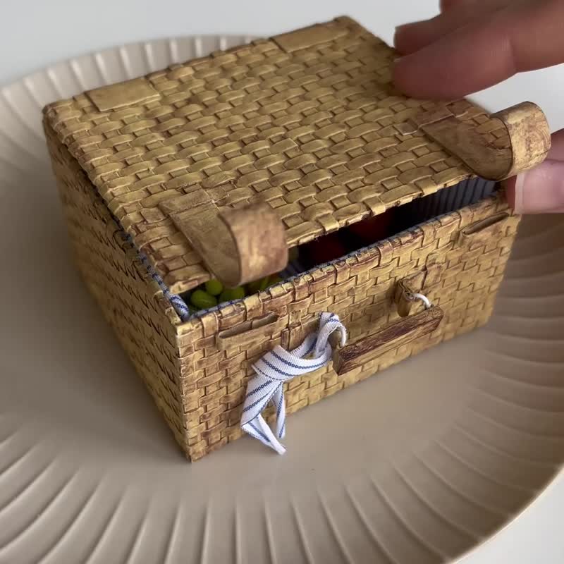 Miniature picnic basket filled with food (scale 1:6) - ตุ๊กตา - วัสดุอื่นๆ 