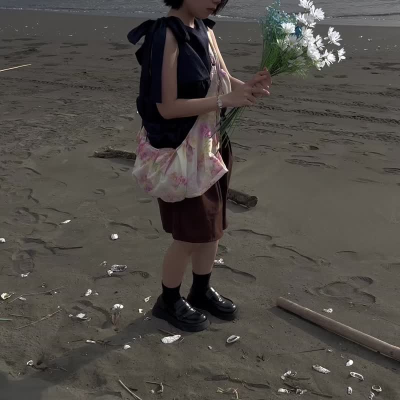 鬆垮包袱 帶點黃黃粉粉的老花布 - 側背包/斜背包 - 聚酯纖維 白色
