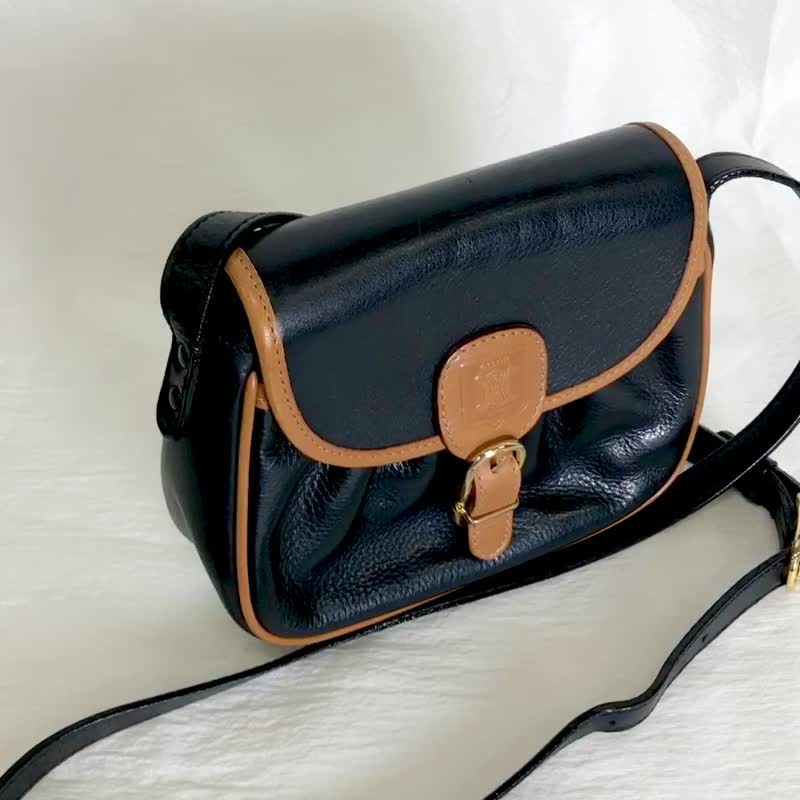 【 日本直送　名牌中古包 】CELINE セリーヌ ショルダーバッグ ブラック ブラゾン型押し フロントバックル レザー ミニバッグ パイピング m2bms5 - 側背包/斜背包 - 真皮 黑色