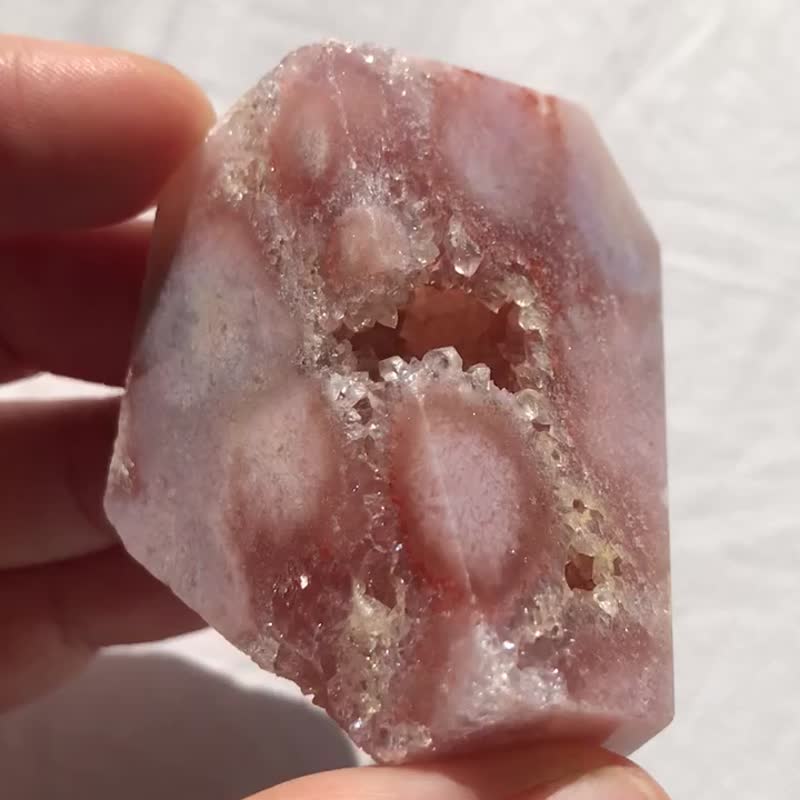 Brazil Pink Amethyst Amethyst with Shaped Crystal Hole Hand Play Crystal Decoration - ของวางตกแต่ง - คริสตัล สึชมพู