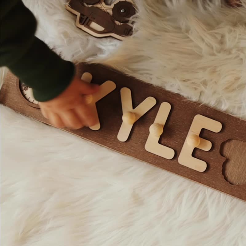 Personalized Name Puzzle With Pegs, 1st Christmas Gifts for Kids Wooden Toys - ของขวัญวันครบรอบ - วัสดุอีโค 