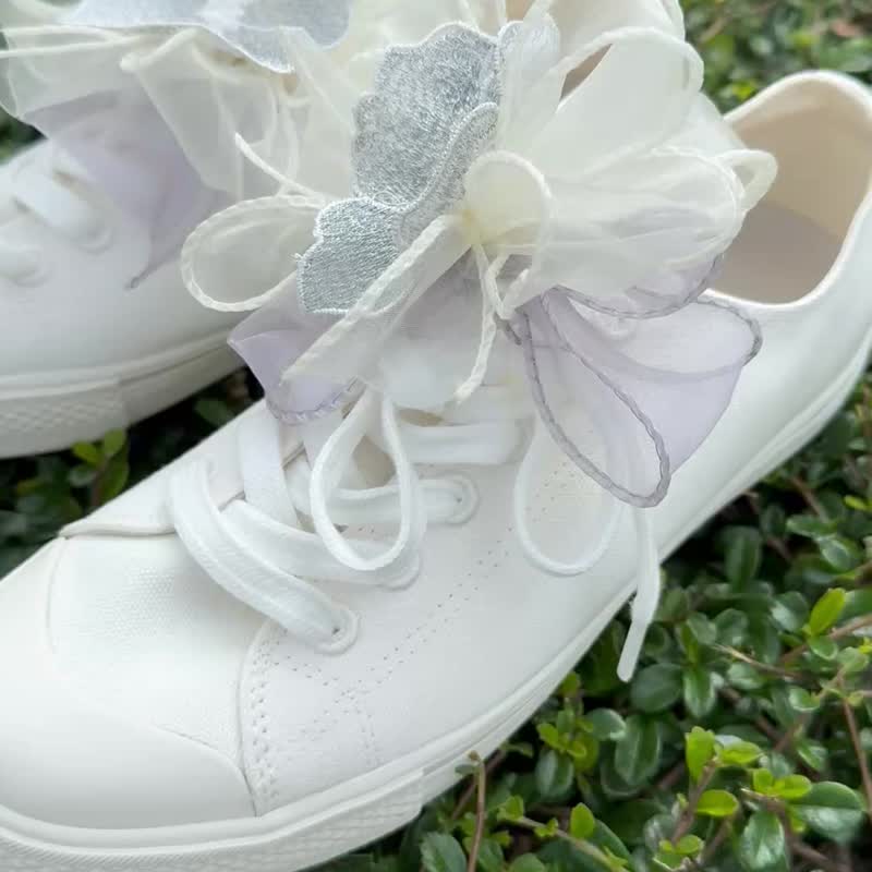 A pair of gray off-white floral shoe buckles decorated with butterfly ribbons - พวงกุญแจ - ผ้าไหม สีเทา