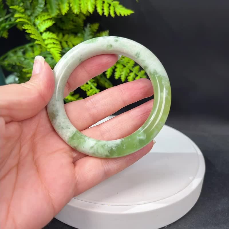 蛇紋玉手鐲 58MM 青提奶蓋果綠飄白岫玉手環 細膩溫潤 好運財富 - 手鍊/手環 - 玉石 