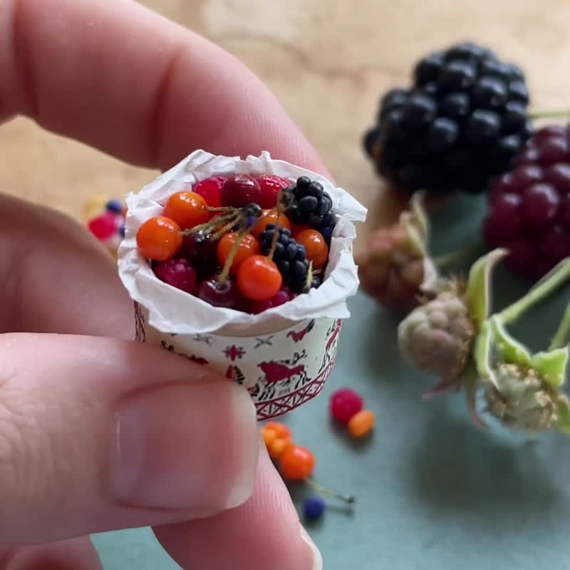 Miniature box with berries and pastries, assorted - 玩偶/公仔 - 其他材質 多色