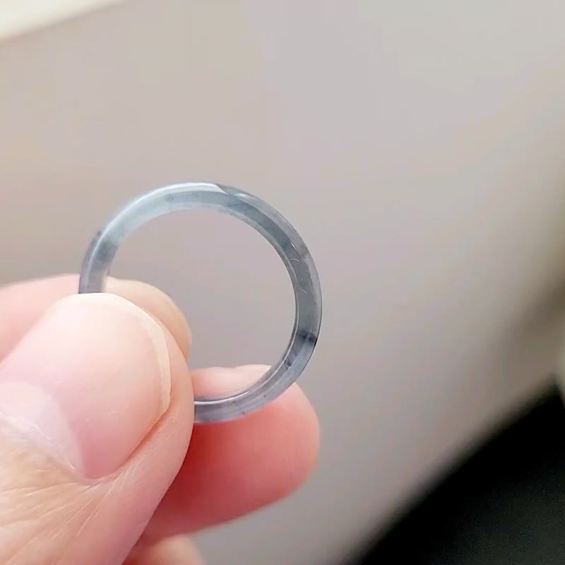 【親翠】天然翡翠 冰烏雞優雅沉靜灰手指鐲7號尾戒 | 顯手細系列 - 戒指 - 玉石 灰色
