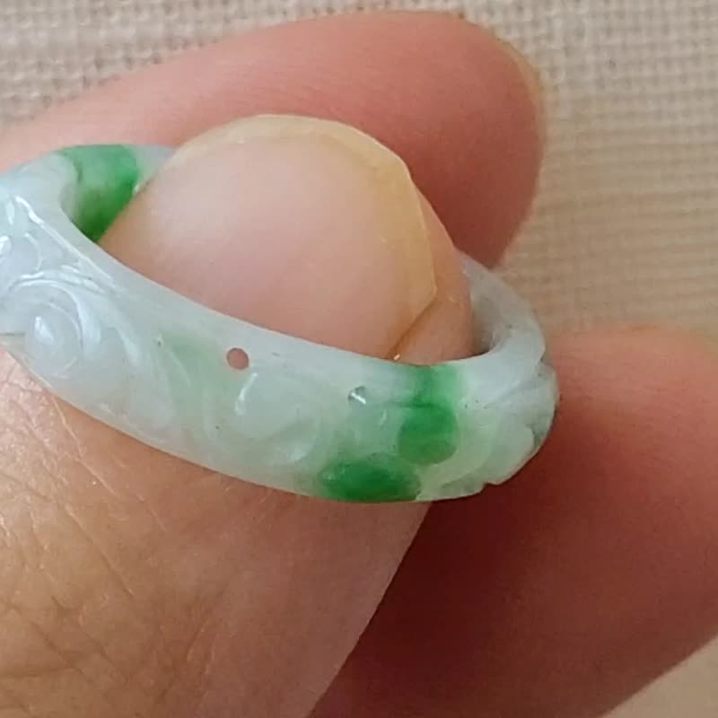 【親翠】天然翡翠 冰透飄果陽綠雙色花仿古紋雕手指鐲10號戒圈 - 戒指 - 玉石 多色