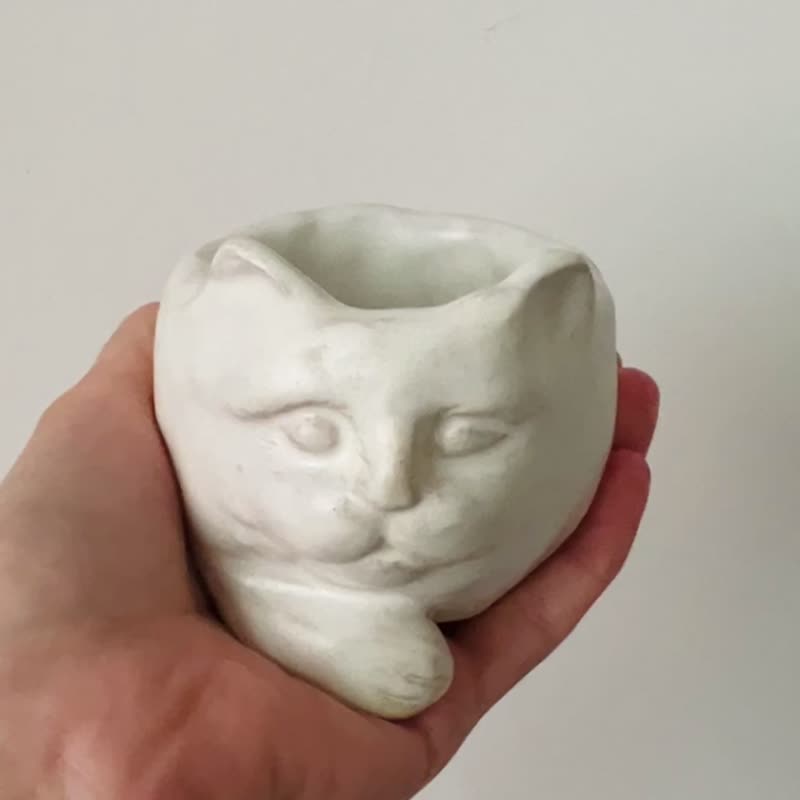 Cat hands stretching out front legs to pinch pottery 8.3x 7.2 x7cm - ตุ๊กตา - ดินเผา 