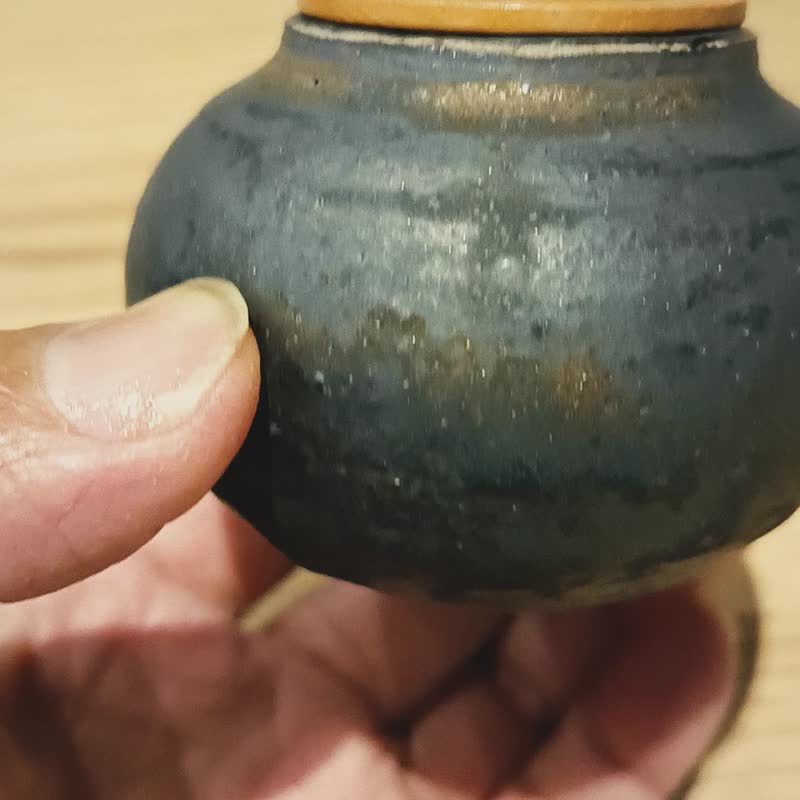 少量手作以鑄鐵般的釉色燒製 具有古樸禪意 適合茶道茶席上的道具 - 茶壺/茶杯/茶具 - 陶 