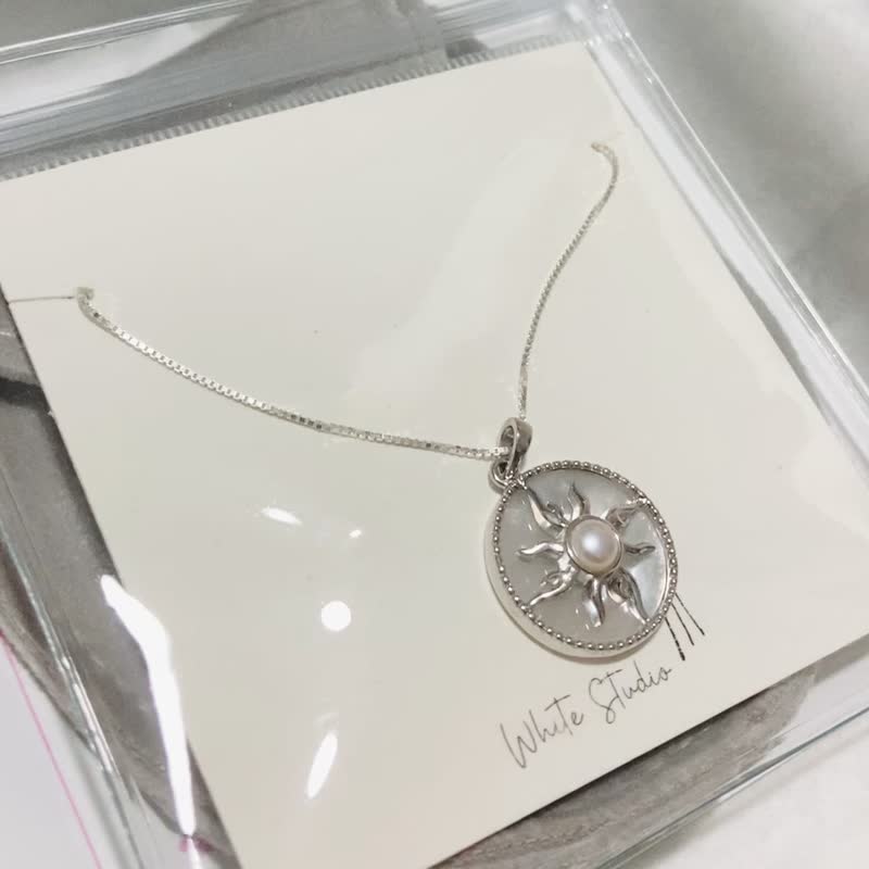 【守護】太陽圖騰 天然白蝶貝母 淡水珍珠 全925純銀頸鍊 (銀/金) - 項鍊 - 純銀 銀色
