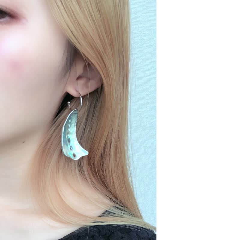 Daughter of the Sea series of works | Hand-cut abstract art earrings cut from natural rare shells - ต่างหู - เปลือกหอย สีน้ำเงิน