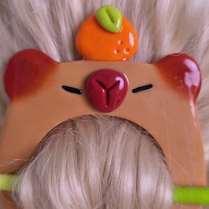 Capybara Hair Stick – Cute Kawaii Bun Pin with Orange Hat, Leaf Wand | Handmade - 髮夾/髮圈 - 其他材質 