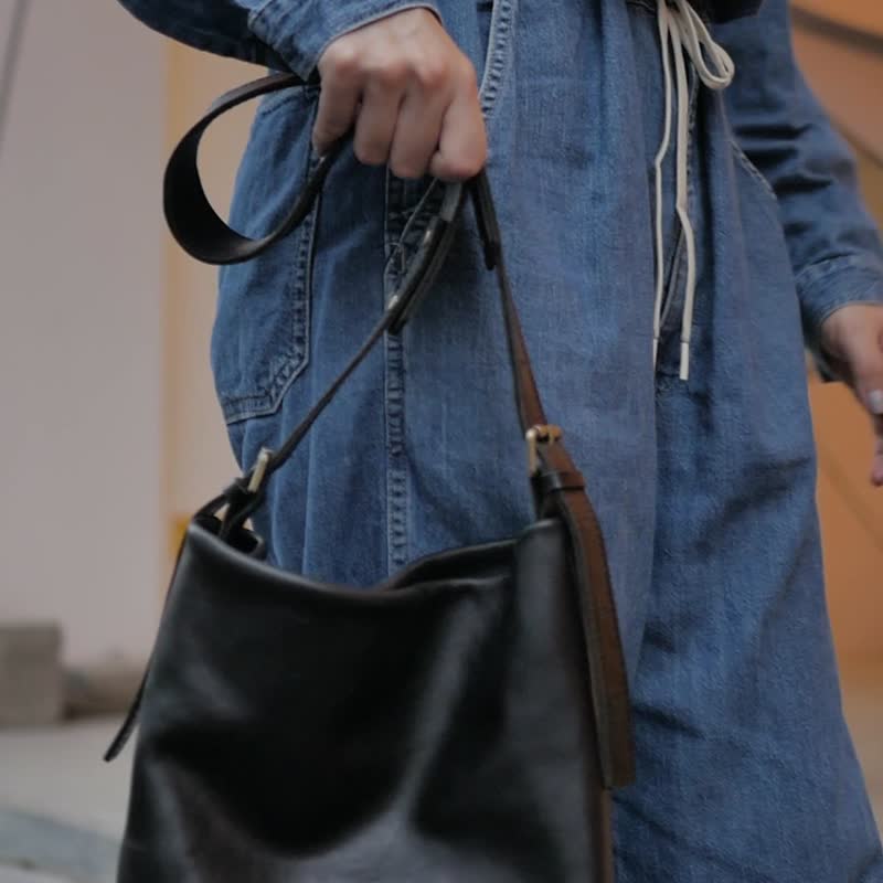 sobag Japanese simple genuine leather commuter shoulder bag women's niche design cowhide casual retro crossbody large bag - กระเป๋าแมสเซนเจอร์ - หนังแท้ สีดำ