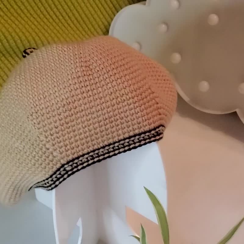 crochet beret beige with black edge - หมวก - ผ้าฝ้าย/ผ้าลินิน สีกากี
