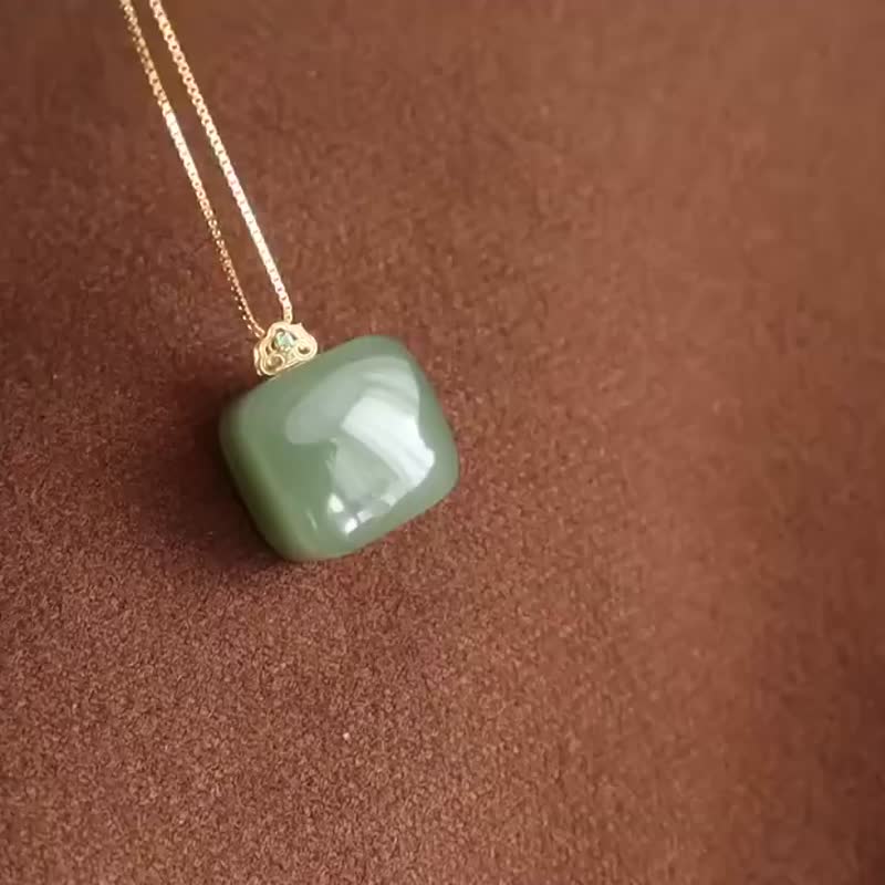 Natural Hetian jade small sugar cube pendant Qingshui Wu Shi brand ice bottom lake green 18k gold inlaid peace and joy - Necklaces - Jade 