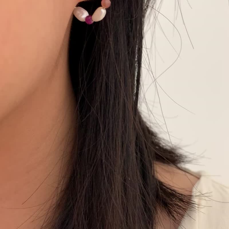 [Earrings] 925 sterling silver C-shaped pearl earrings ruby ​​Stone Stone - Earrings & Clip-ons - Sterling Silver Silver