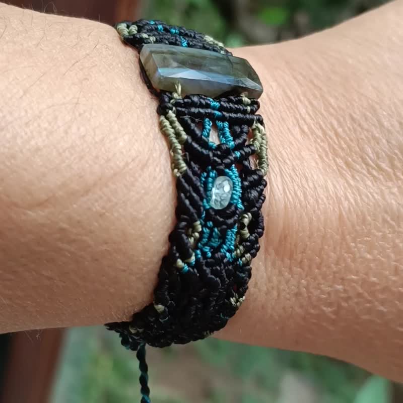 Macrame bracelet with labradorite - สร้อยคอ - เครื่องเพชรพลอย สีน้ำเงิน