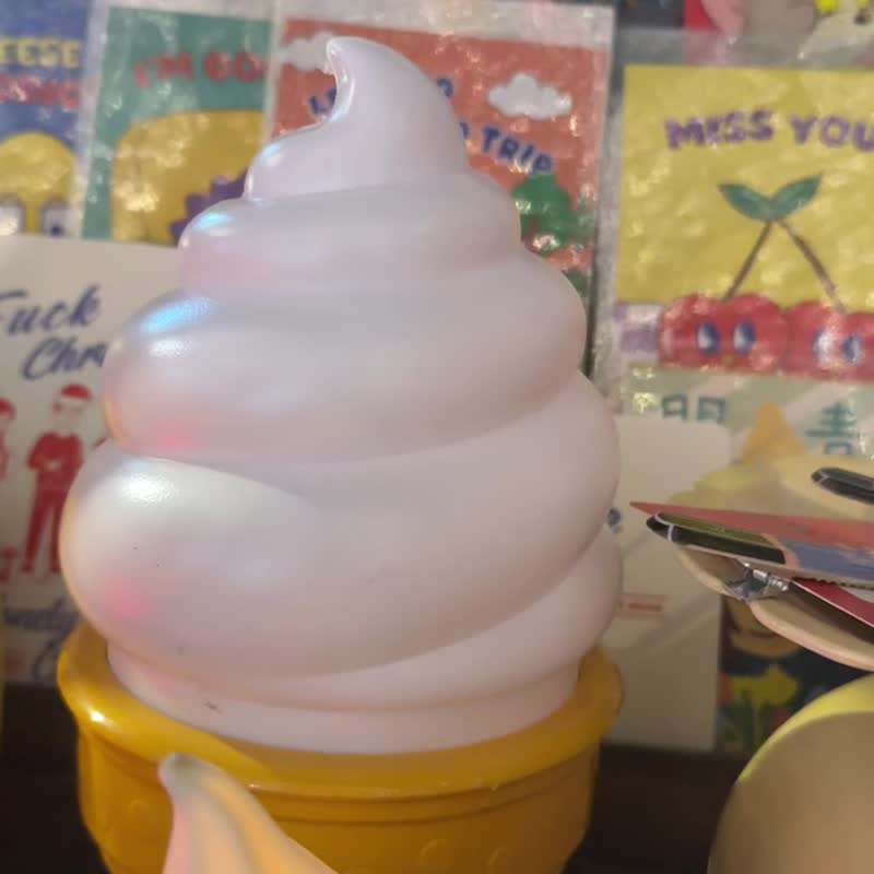 【聖誕禮物熱賣 】2025 搞怪聖誕禮物 日式昭和雪糕燈 - 科技小物 - 塑膠 白色