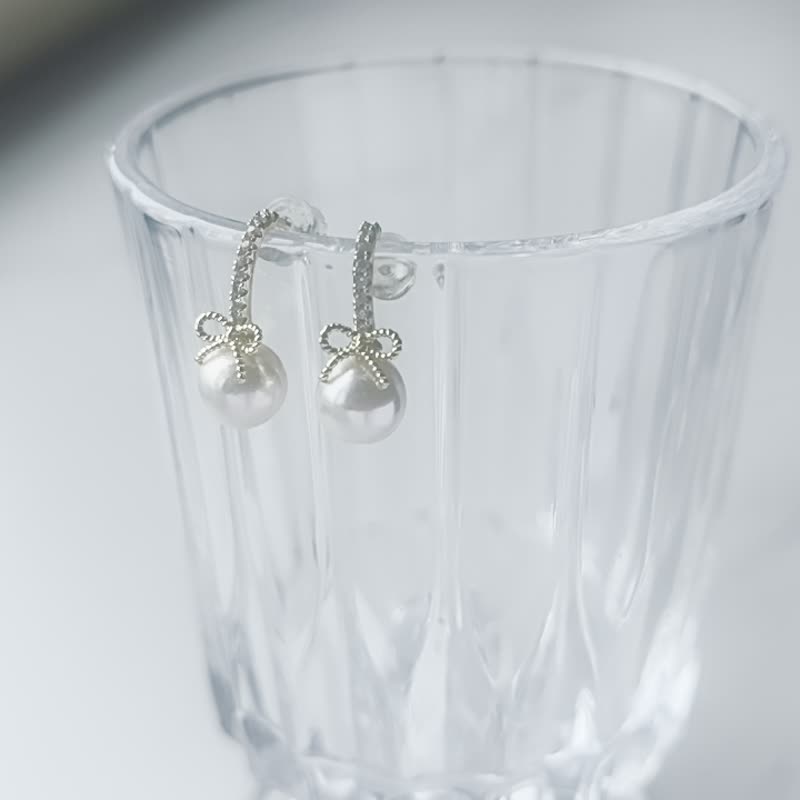 蝴蝶結 Akoya 天然海水珍珠 S925銀 耳針 耳環 - 耳環/耳夾/耳骨夾 - 珍珠 白色