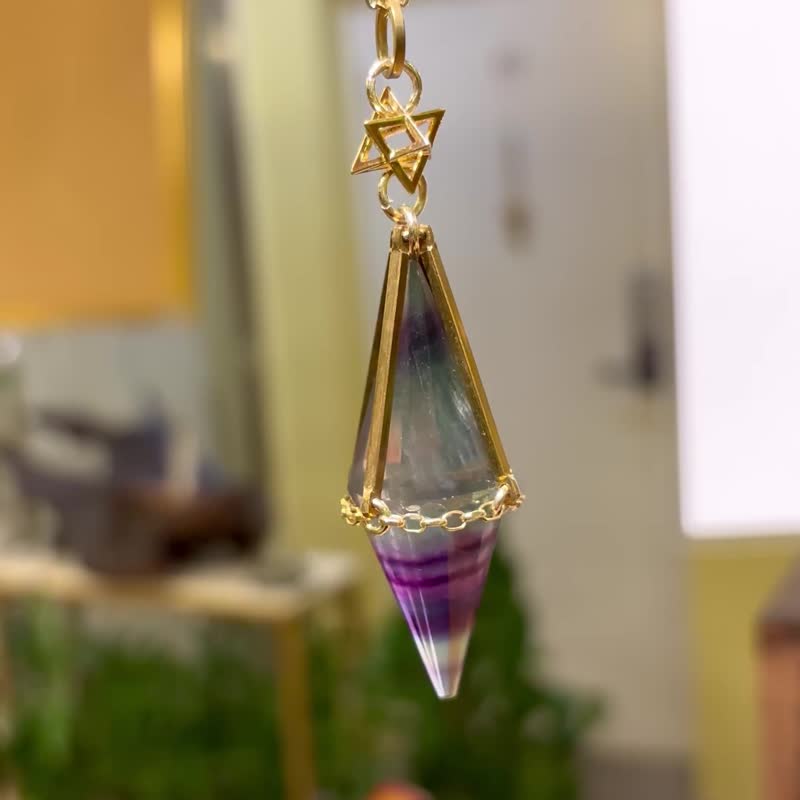 一圖一物 螢石靈擺項鍊 長頸鏈 神秘 魔法 夢幻 手作 聖誕禮物 - 項鍊 - 銅/黃銅 多色