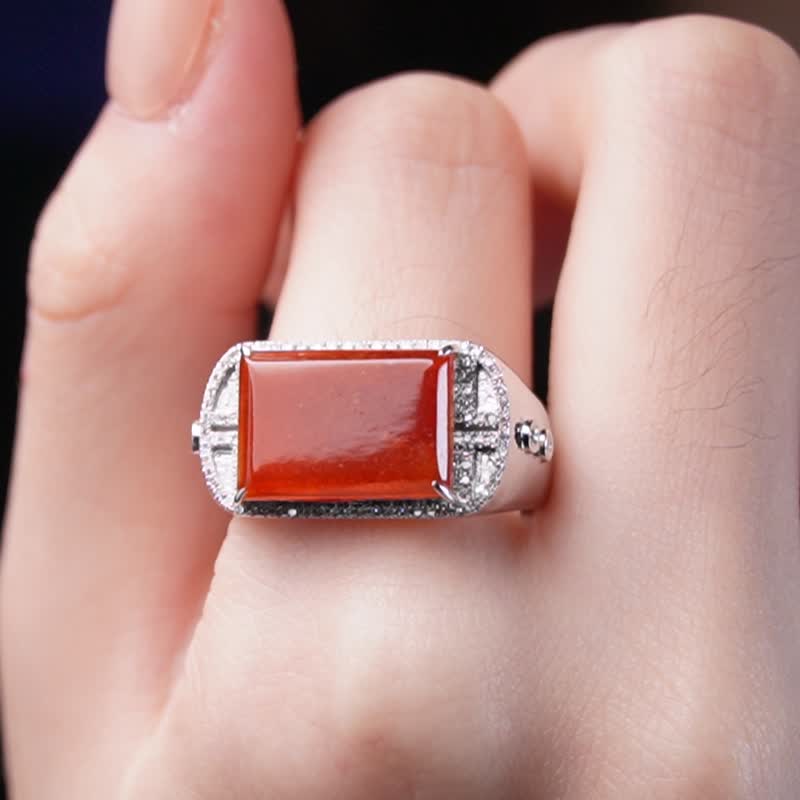 18Kゴールドとダイヤモンドのアイシーレッド翡翠サドルリング
