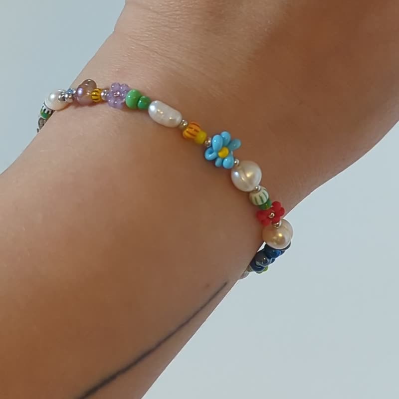 Flower bracelet for women / Mixed beaded bracelet with silver clasp 17 cm - 手鍊/手鐲 - 珍珠 多色