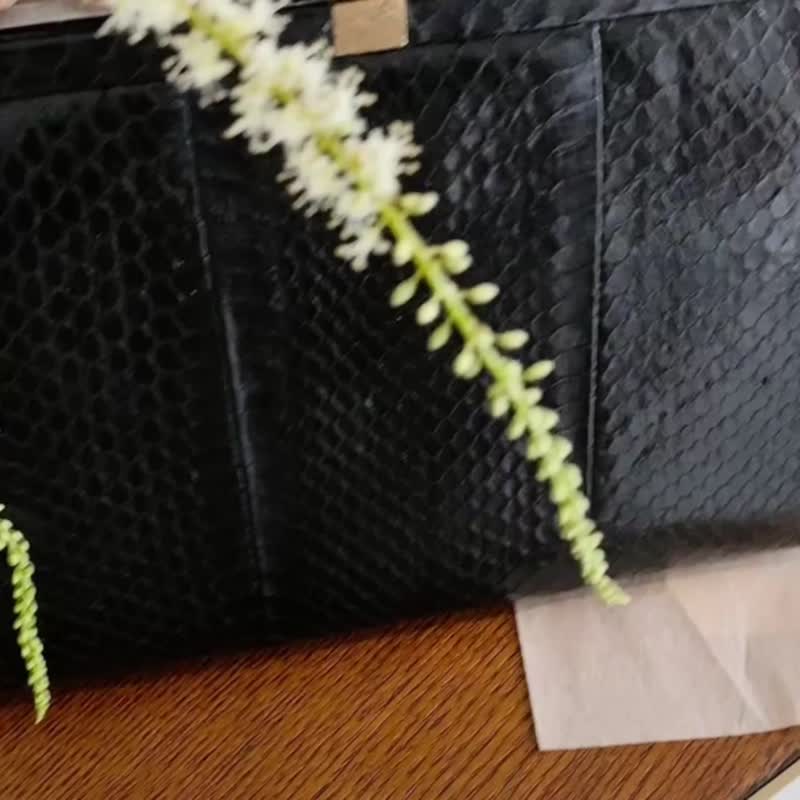 蛇皮金釦手拿包 - 手拿包 - 真皮 黑色