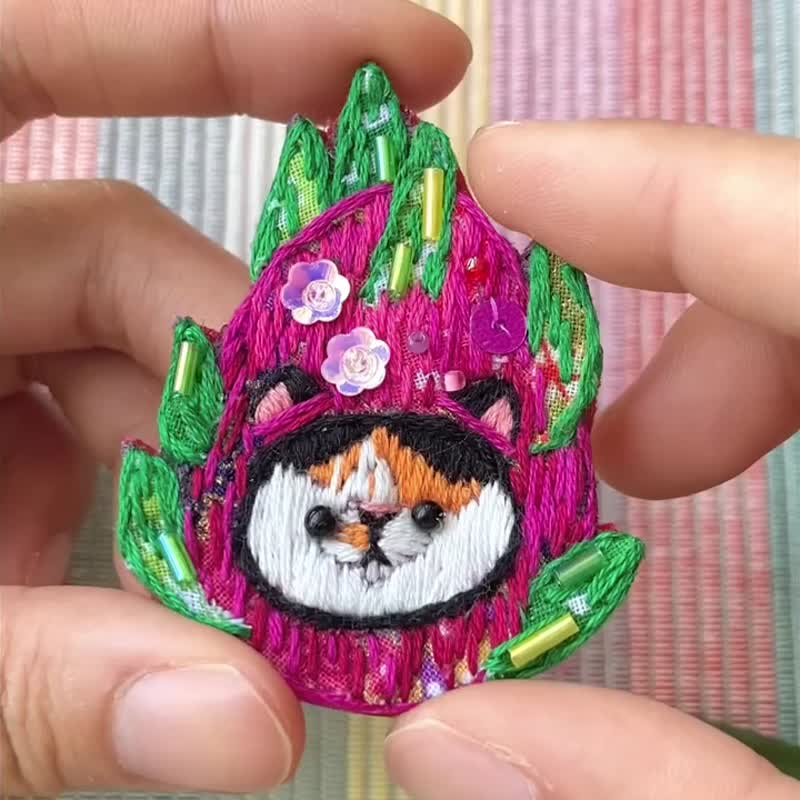 Dragon fruit cat hand-embroidered brooch/key chain/hanging ornament/horsetail fork/hair fork (can be customized) - เข็มกลัด - งานปัก สีม่วง