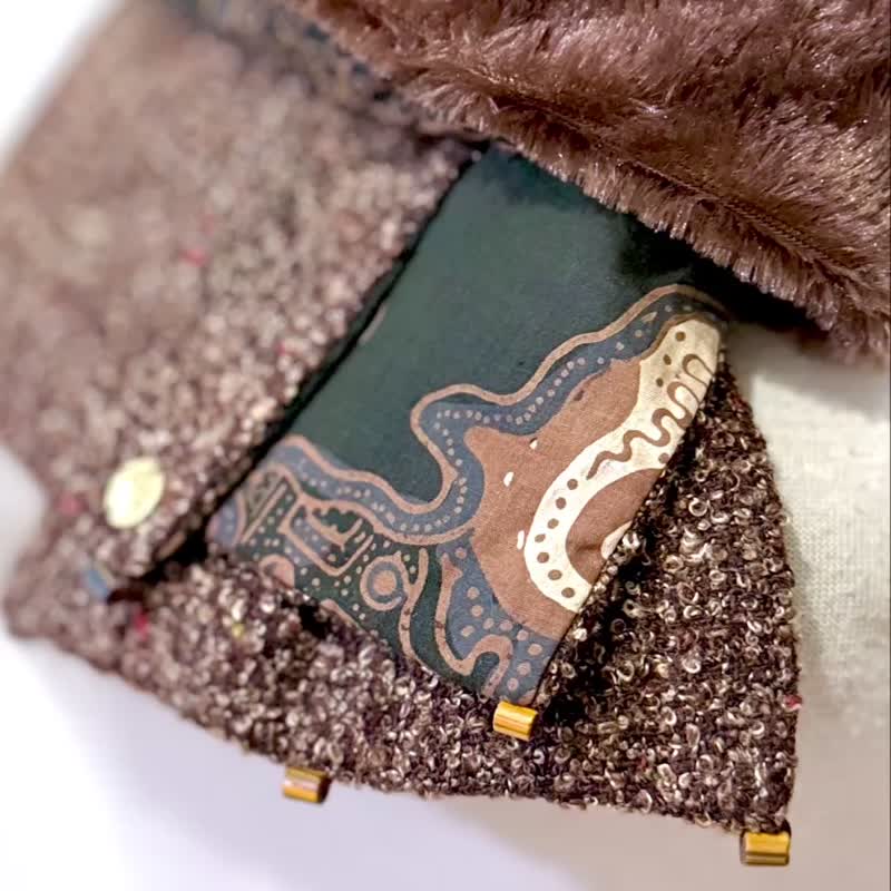 純手作超柔軟保暖純棉黑底圖騰印花棕色玫瑰絨拼接圍巾 - 圍巾/披肩 - 棉．麻 咖啡色