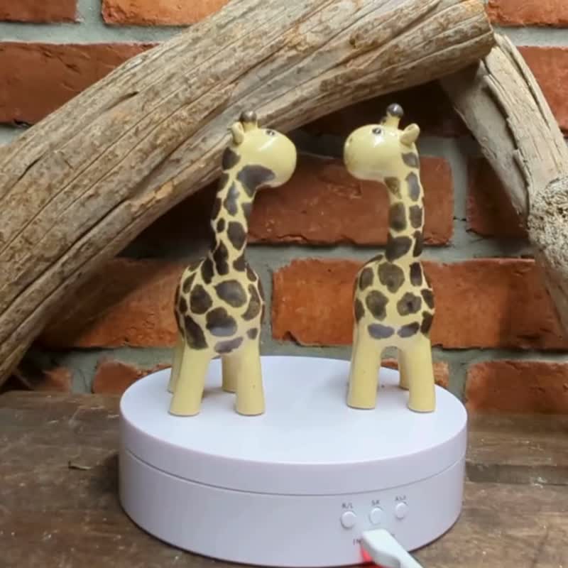 振り返って微笑むキリンの陶器人形、歌手、創造的な癒しの動物の装飾