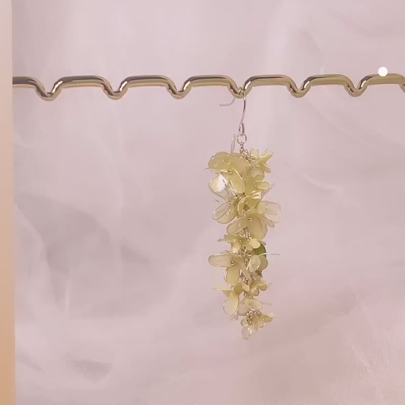 Blossoms/ Silver Osmanthus/Dangle. Long Earrings. Sense of Presence - ต่างหู - เรซิน ขาว