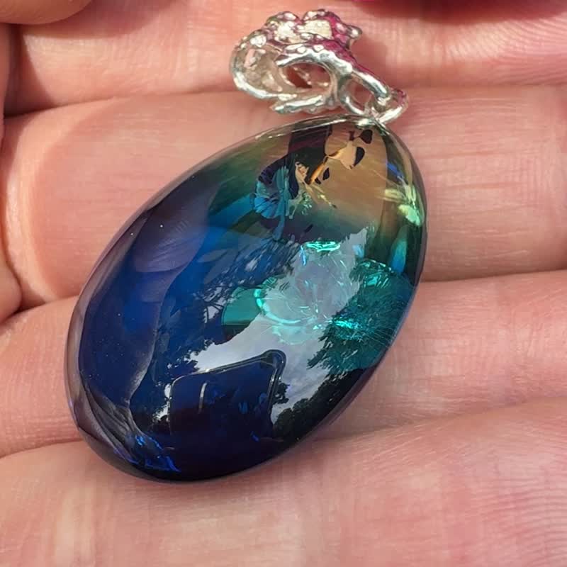 Blue amber pendant, Beautiful pure blue amber pendant with glitters - สร้อยคอ - เครื่องประดับพลอย สีน้ำเงิน