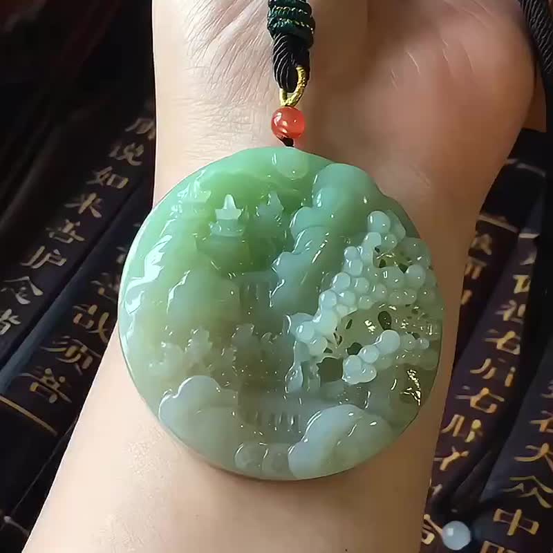 和田玉帶翡翠 山水 吊墜 料子細膩上手效果高貴典雅 - 吊飾/掛飾 - 水晶 