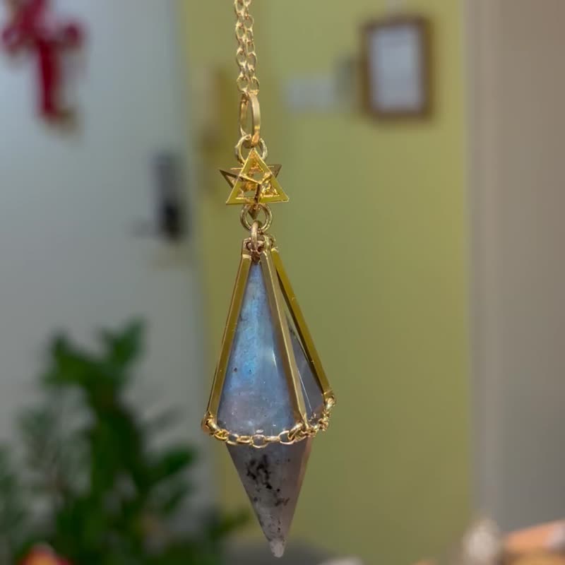 Sacred Bonding 天然水晶 靈擺 頸鏈 拉長石 黃銅 皮繩 男項鍊 - 項鍊 - 其他金屬 灰色