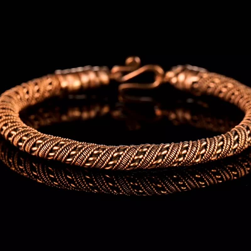 Narrow wire wrapped copper bracelet / Hand crafted art bracelet for him or her - 手鍊/手環 - 銅/黃銅 金色