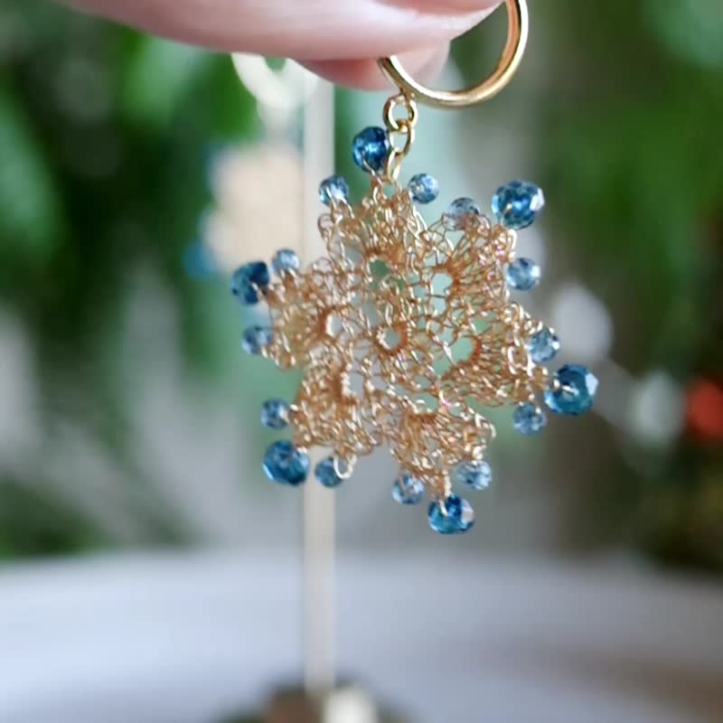 Snowflake motif wire crochet and natural stone earrings (gold color) Winter limited edition - ต่างหู - เครื่องประดับพลอย สีทอง