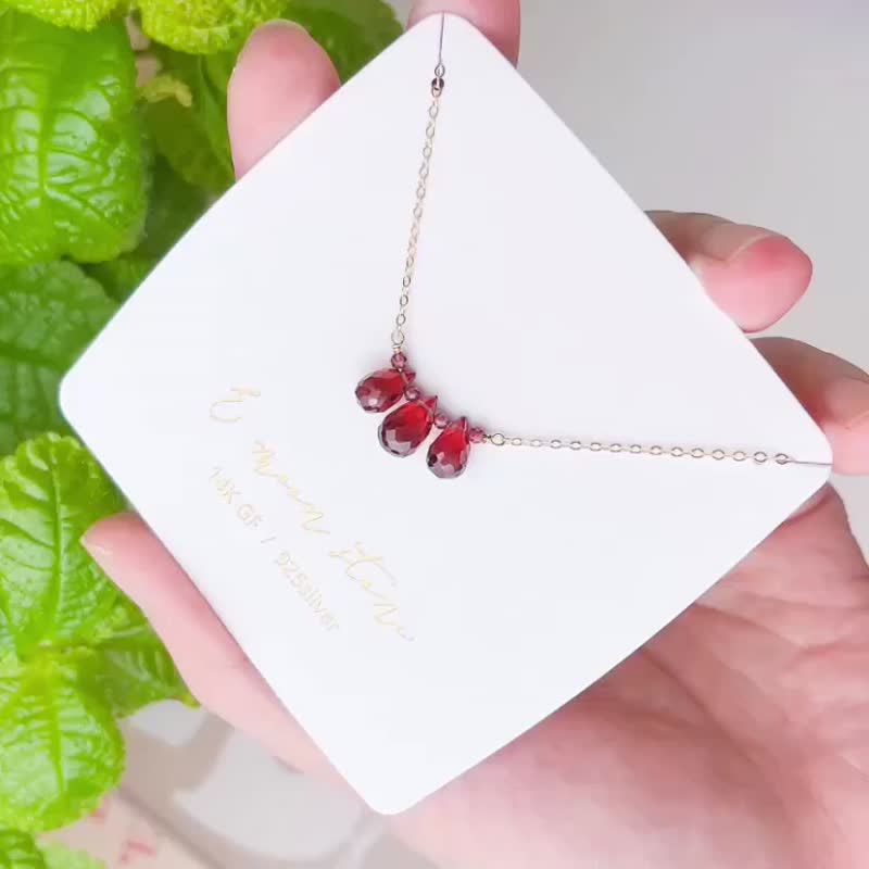 A touch of smile red wine color top faceted Stone necklace - สร้อยคอ - เครื่องเพชรพลอย สีแดง