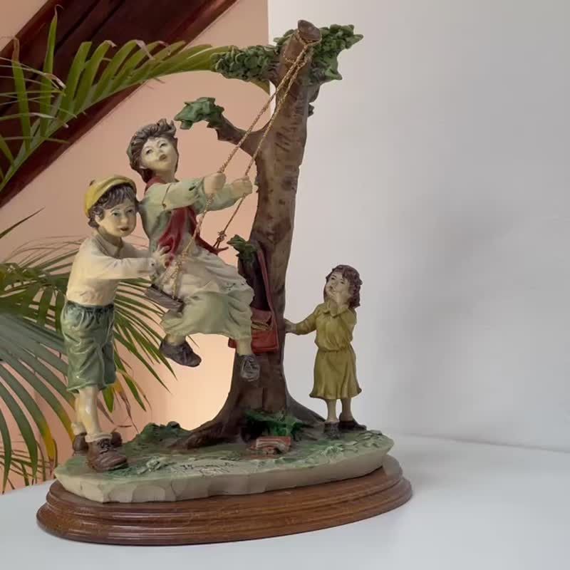 Capodimonte – Large sculpture of children on a swing - 擺飾/家飾品 - 陶 多色