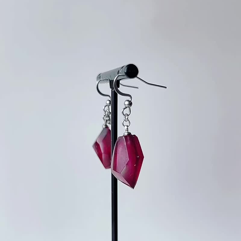 Frames 垂墜耳夾 / Fragment / 愛麗絲夢遊仙境_紅色 7-a - 耳環/耳夾 - 樹脂 紅色