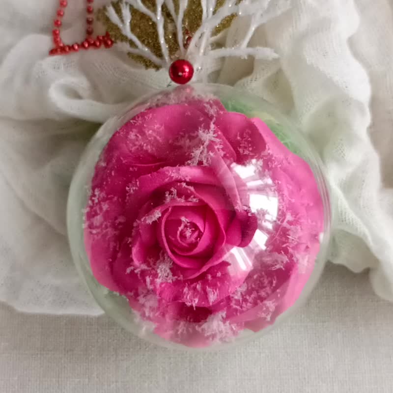 Christmas ball ornament tree.Handmade Rose in ball. Christmas tree decoration - ของวางตกแต่ง - วัสดุอื่นๆ หลากหลายสี